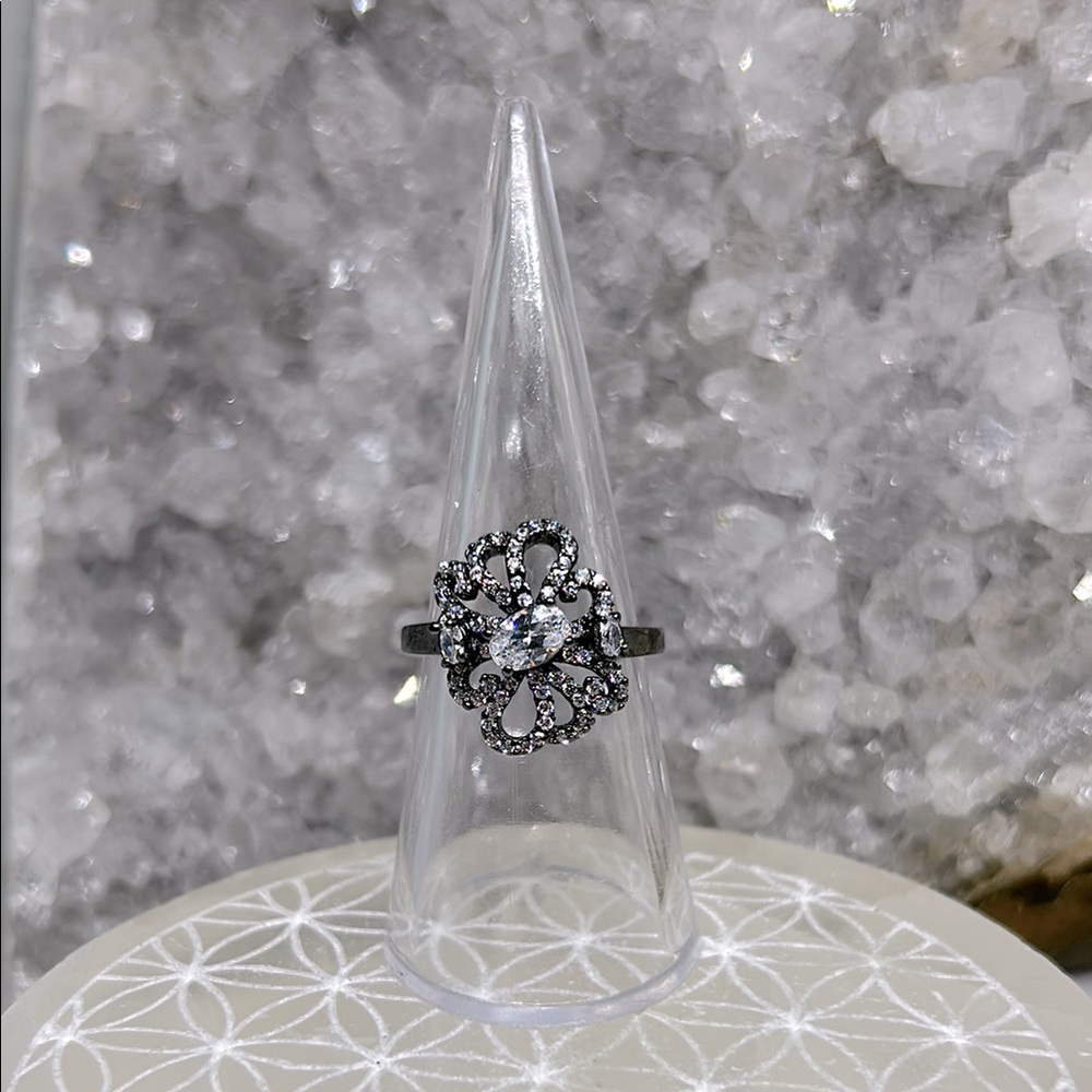 Elegant CZ Floral Black
Rhodium 925 Ring